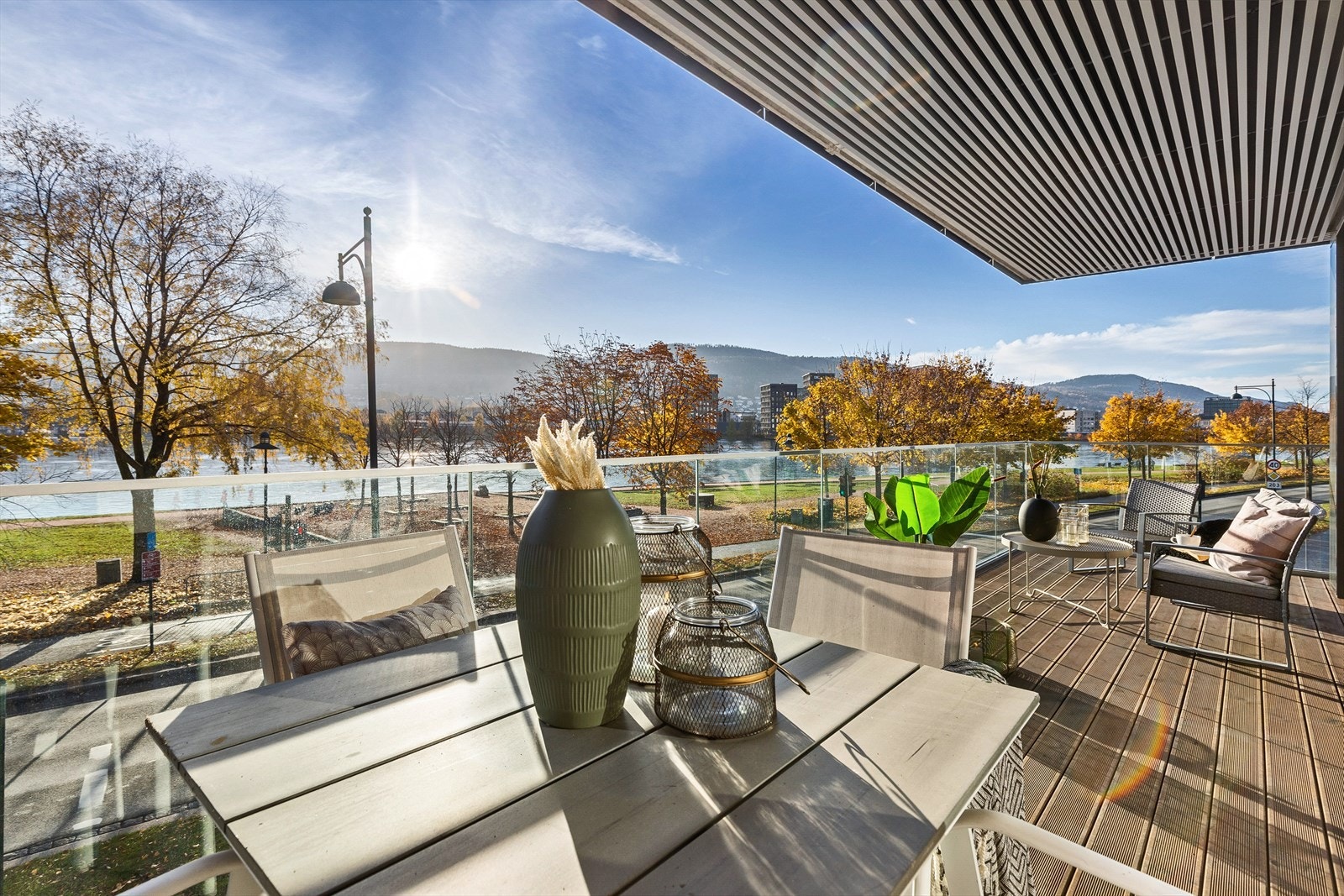 Leiligheten har en stor overbygd balkong med nydelig utsikt og gode solforhold Galleribilde