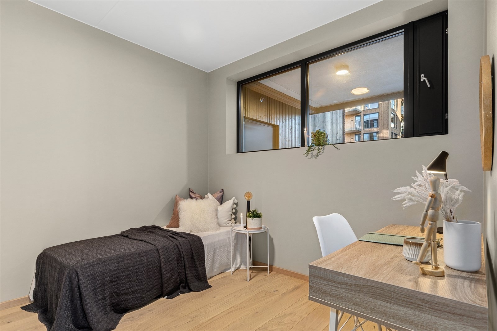 Soverom 2 vender ut mot rolig bakgård Galleribilde