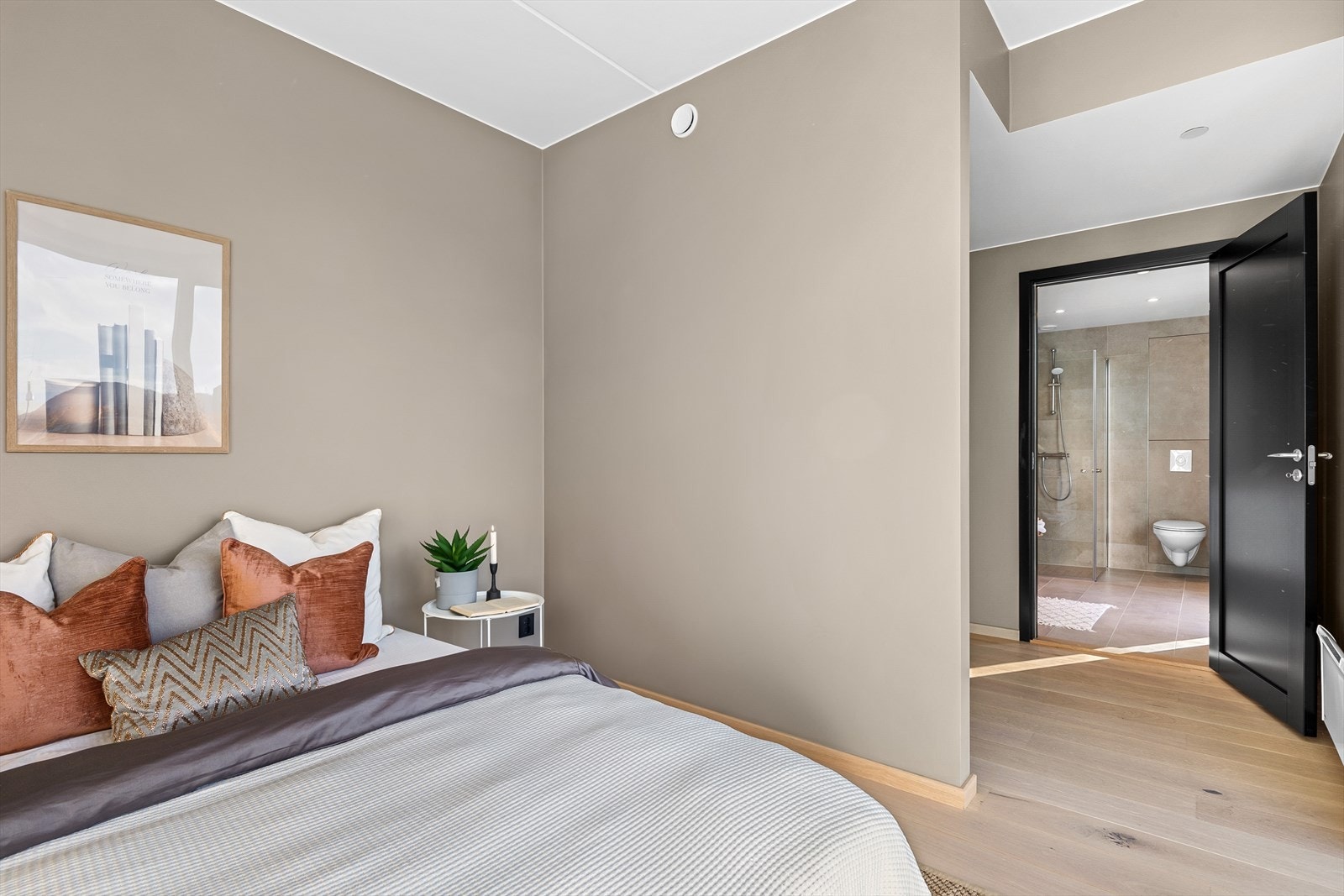 Videre er det mulig å etablere en praktisk garderobeløsning mellom bad og seng Galleribilde