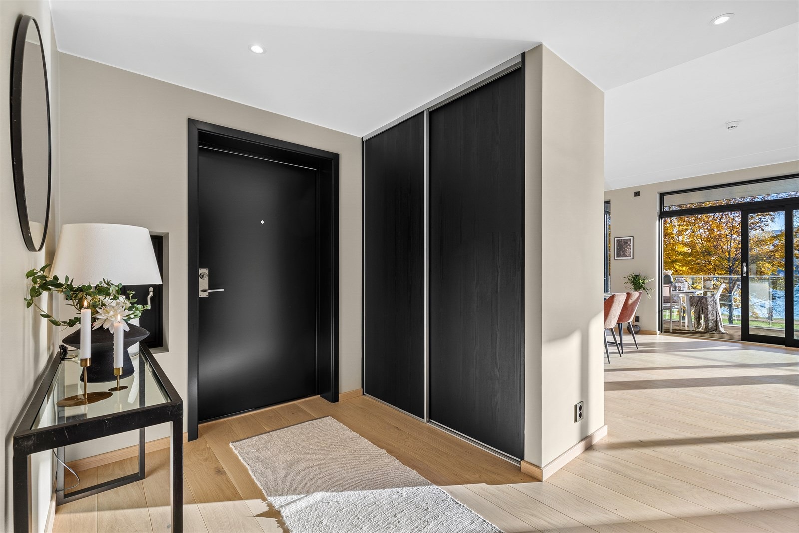 Skyvedørsgarderobe for praktisk oppbevaring av yttertøy Galleribilde