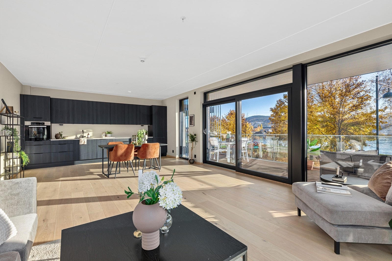 Åpen løsning som bidrar til et sosialt og hyggelig oppholdsrom Galleribilde