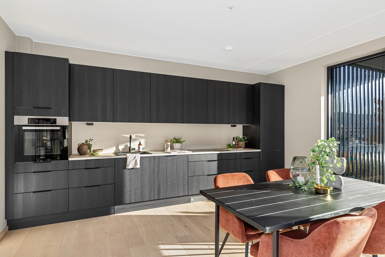 Kjøkkenet er levert av kvalitetsleverandøren HTH og har integrerte hvitevarer Galleribilde