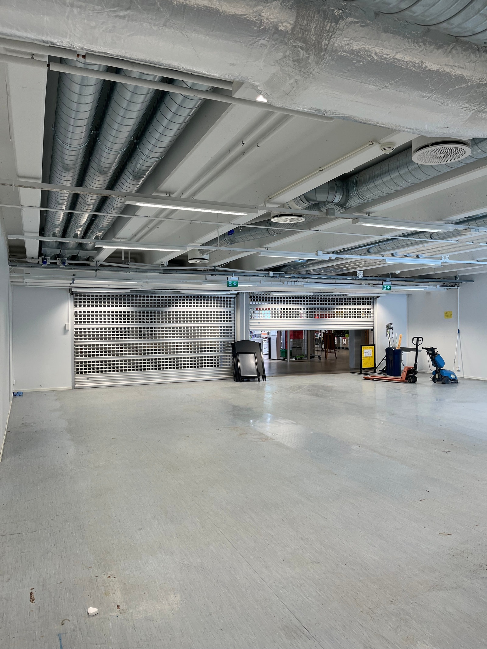 Lokalet sett fra innsiden mot inngang Galleribilde