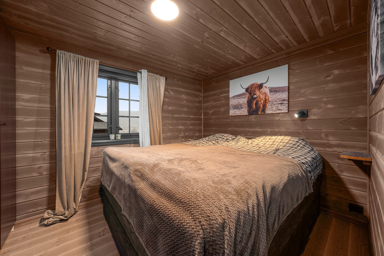 Boligen har to fine soverom i hovedetasjen. Galleribilde