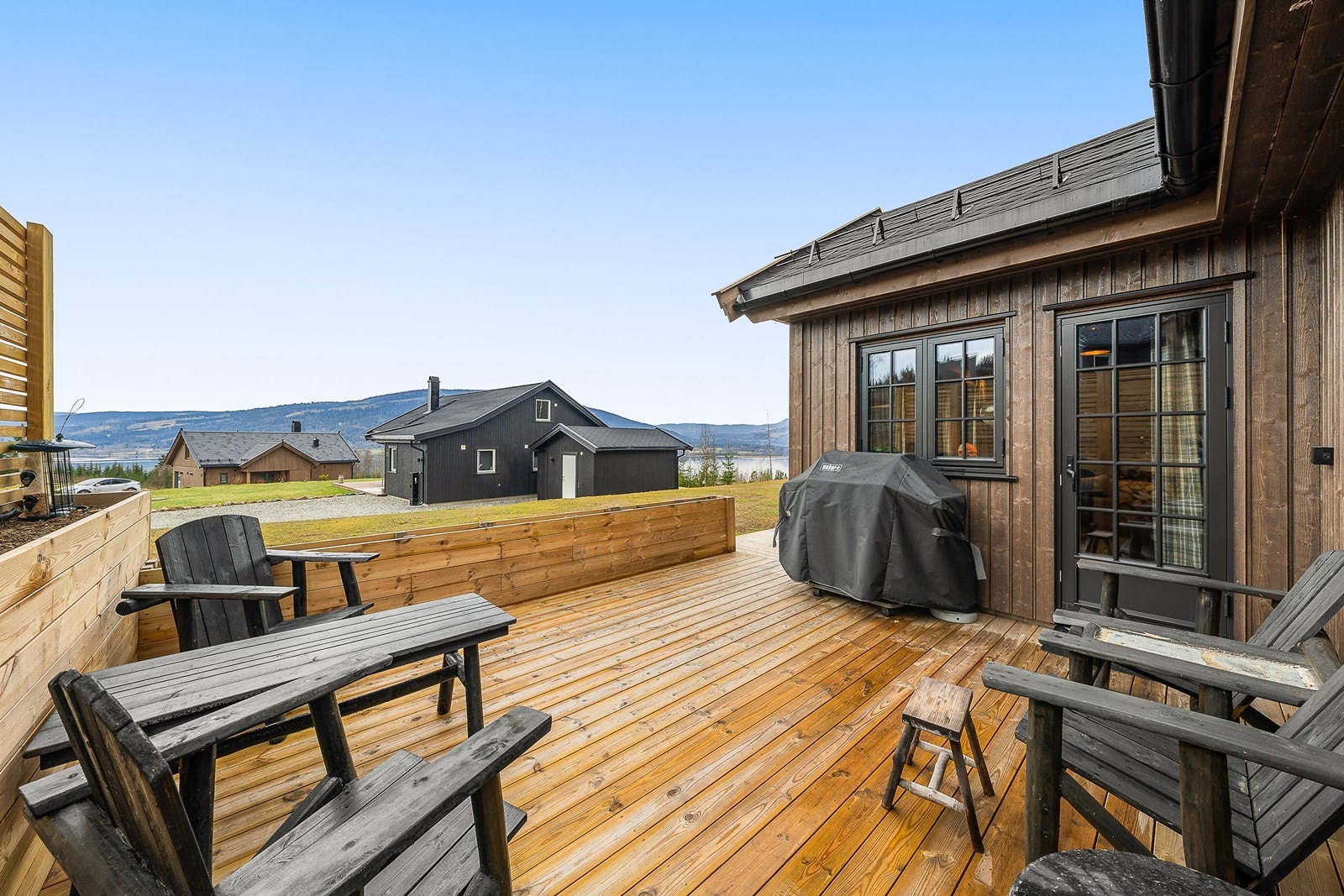 Hytta har en trivelig markterrasse med blomsterkasser og fint utsyn. Galleribilde