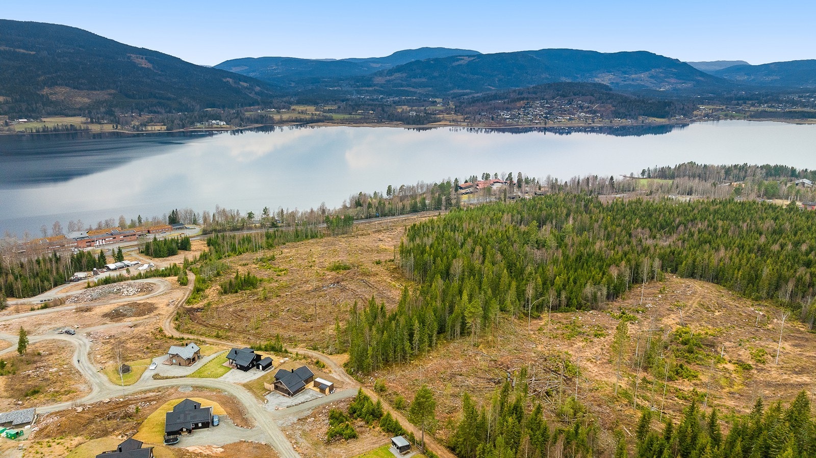 Kort vei til Hurdalsjøen, alpinbakke og milevis med ski-, sykkel- og turstier i nærområdet. Galleribilde