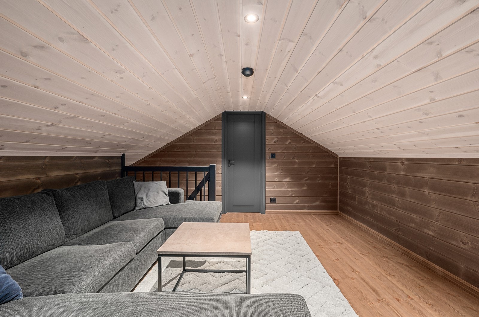 Hemsen er innredet med stue, og to rom (ikke måleverdig areal). Galleribilde