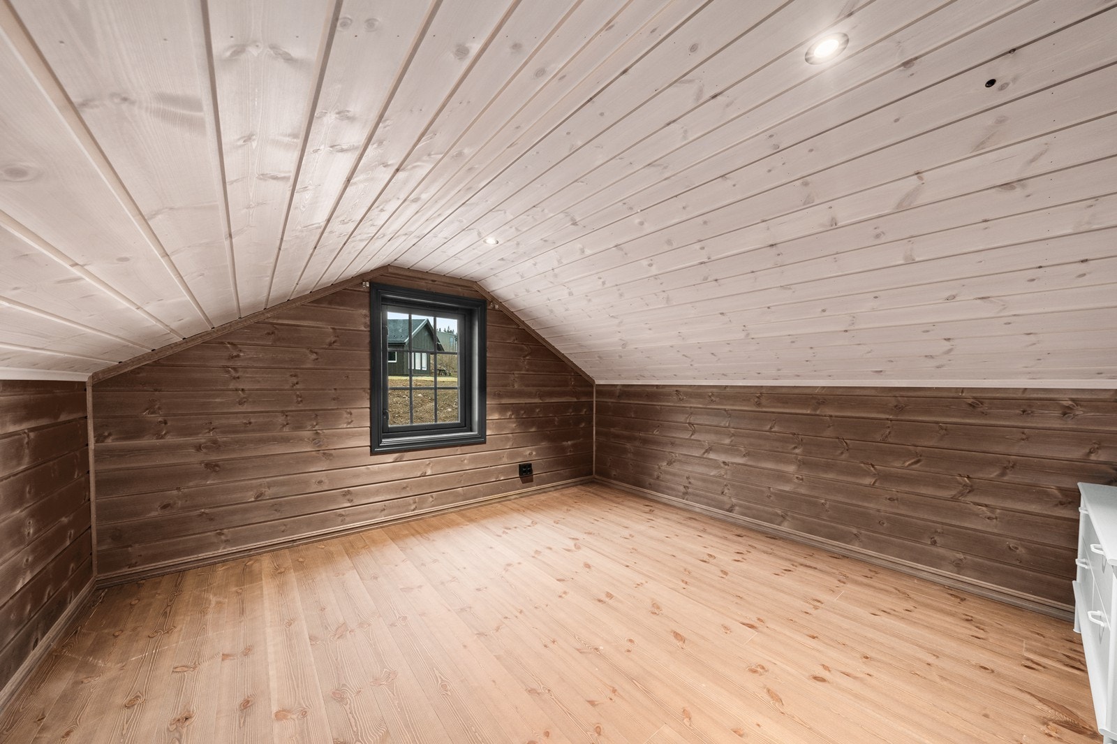 Hemsrom. Ikke måleverdig grunnet takhøyde, men god plass. Galleribilde