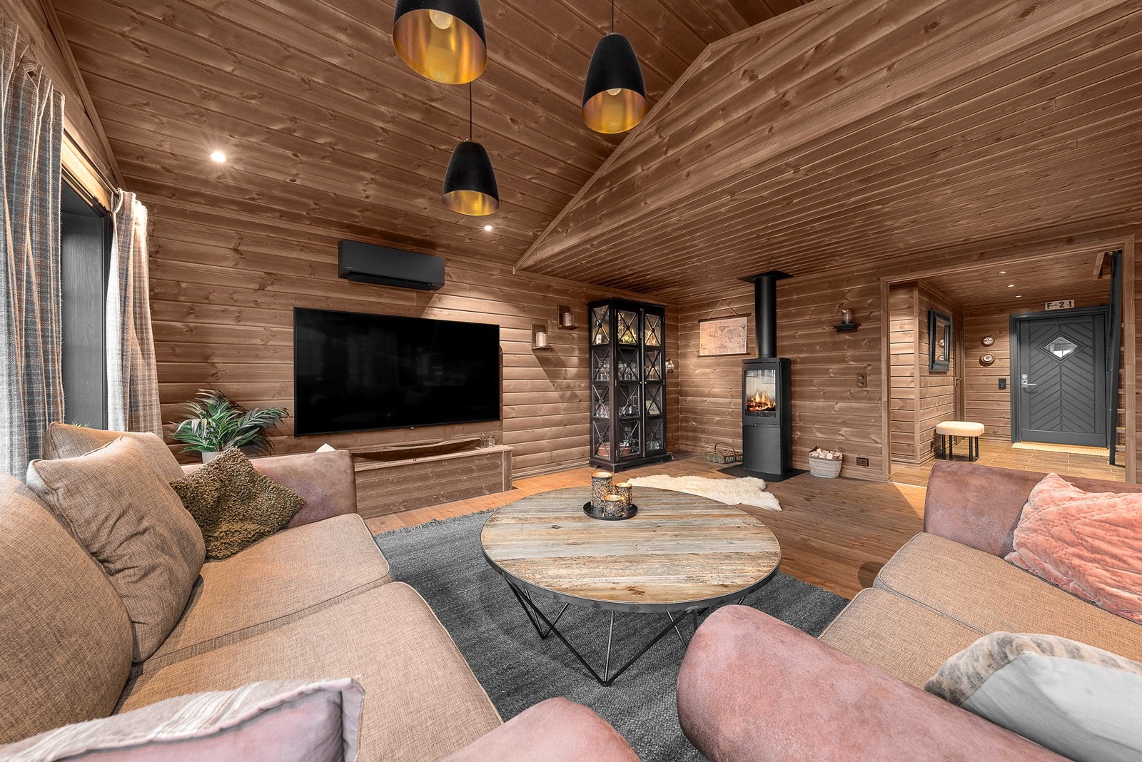 Hytta har både varmepmupe og en deilig peisovn. Galleribilde