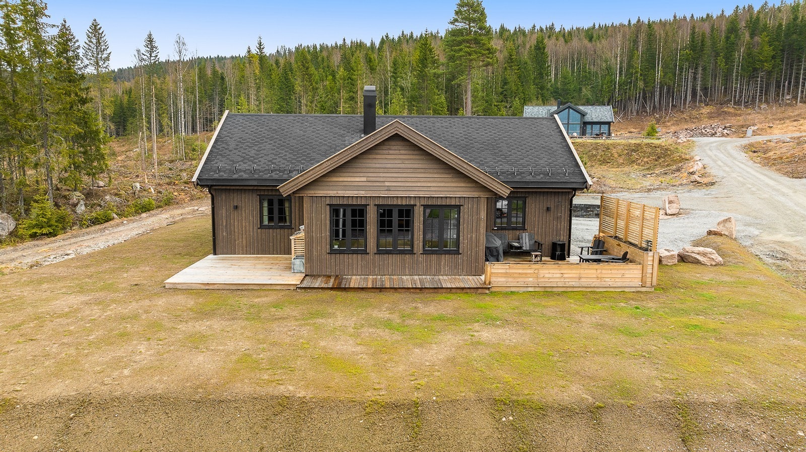 Fra hytta er det umiddelbar nærhet til fantastiske friluftsmuligheter og Hurdalsjøen. Galleribilde