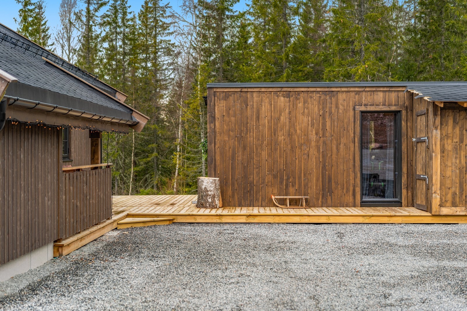 Fin, lun uteplass mellom hytta og anneks/ bod. Galleribilde