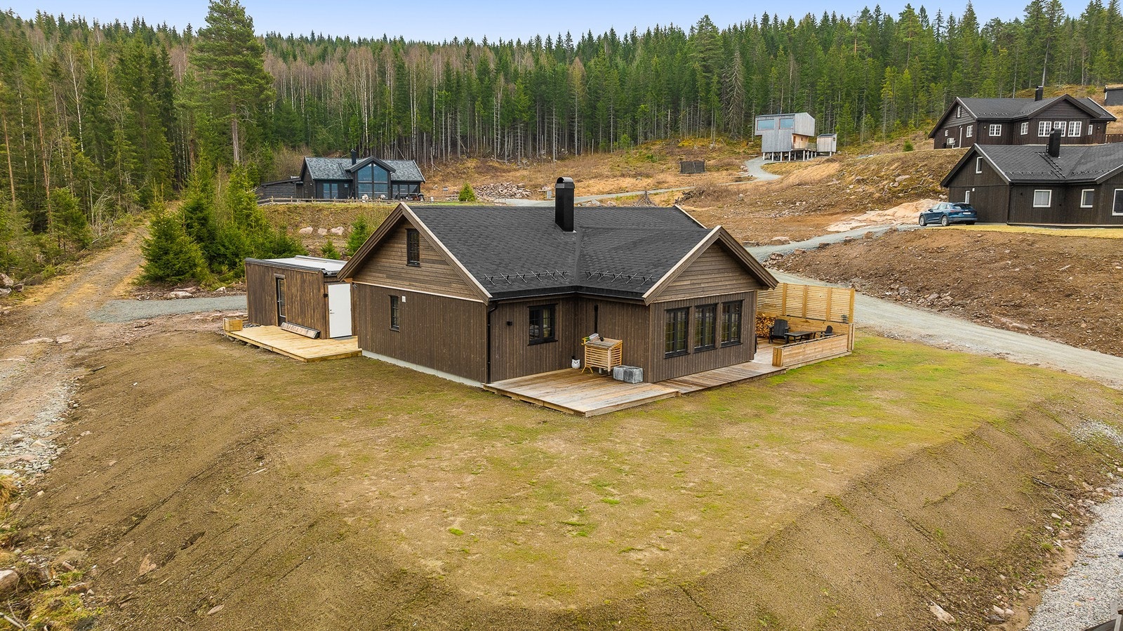 Hytta ligger på et nyere hyttefelt med kort vei til både E6 for enkel adkomst og Hurdal sentrum for gode servicetilbud. Galleribilde