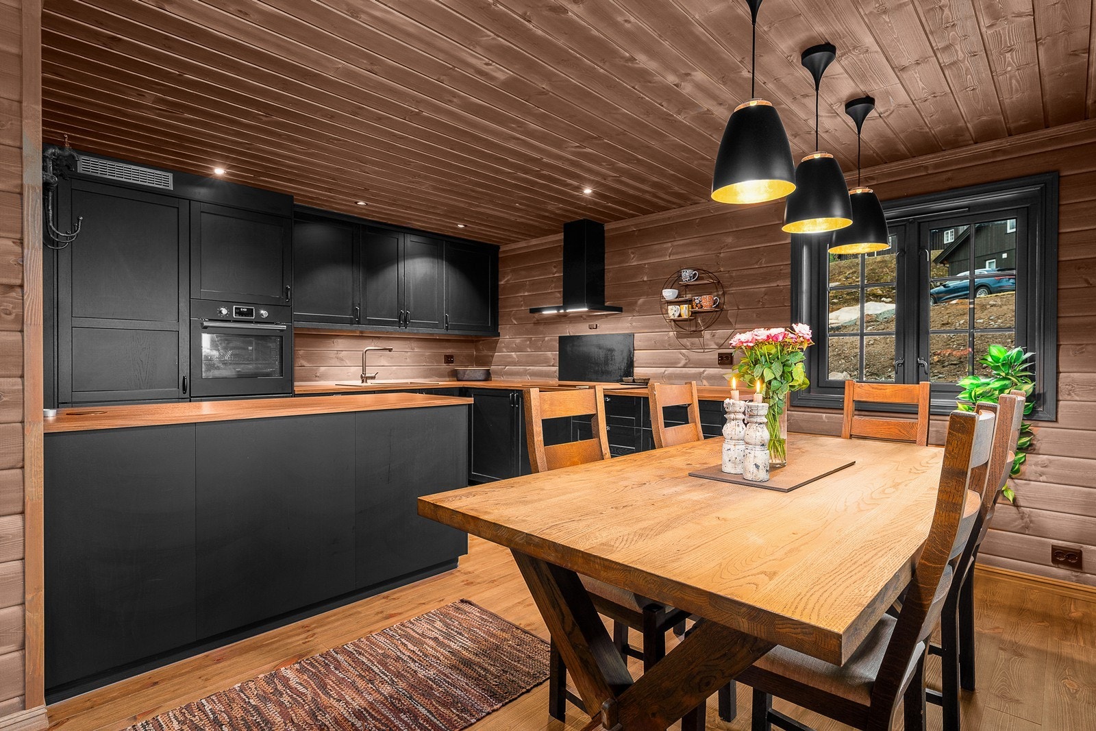 Det er god plass til å innrede med spisebord mot kjøkken. Galleribilde