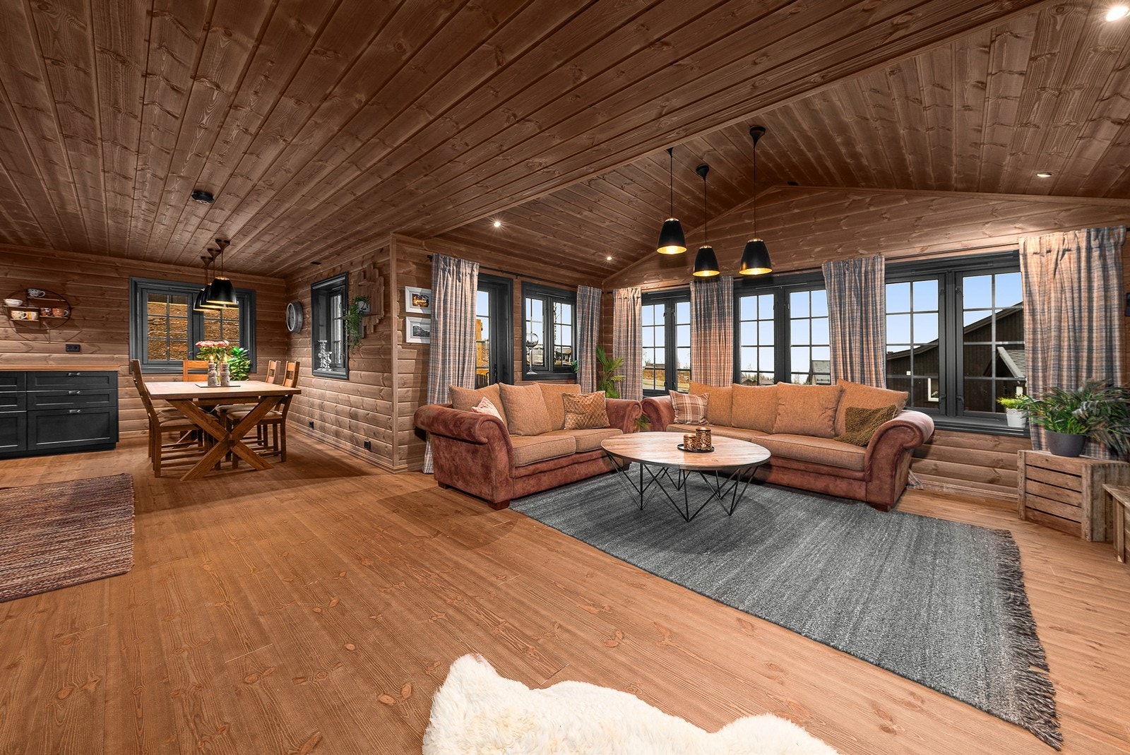 Her får du et romslig allrom med både kjøkken og stue i åpen løsning. Galleribilde