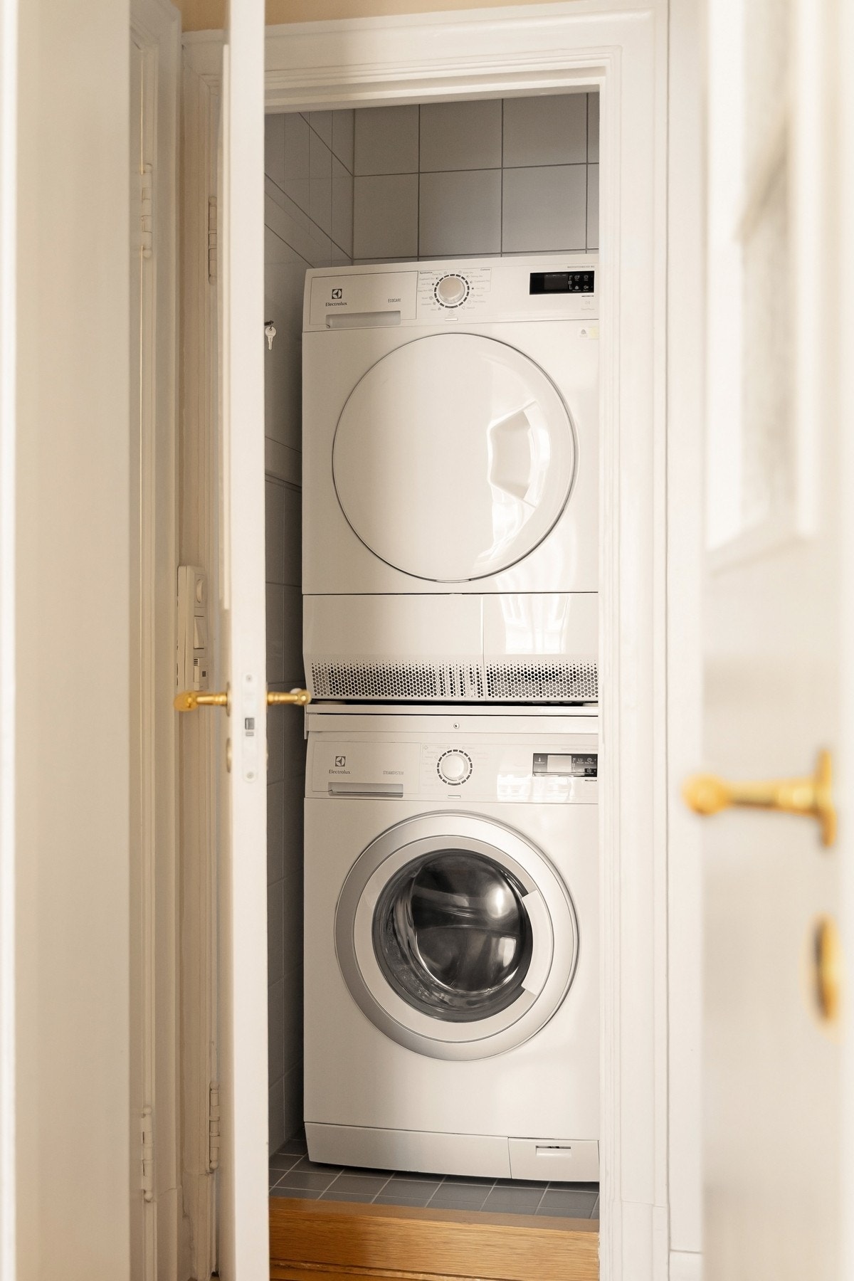 Vegg i vegg med badet er det innredet et eget vaskerom. Galleribilde