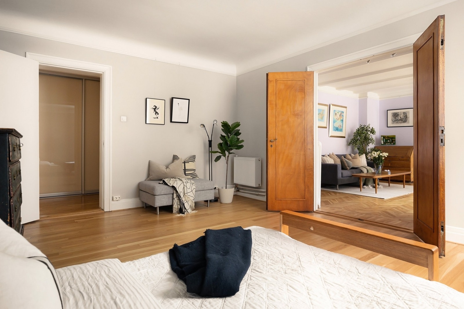 Soverom (2) med god plass til dobbeltseng og annet ønsket møblement Galleribilde