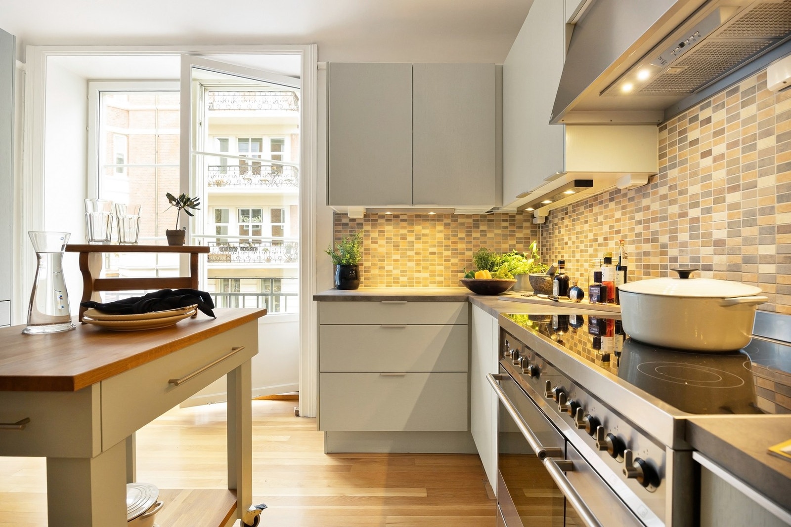 Godt med benke- og skapplass gir et funksjonelt kjøkken Galleribilde