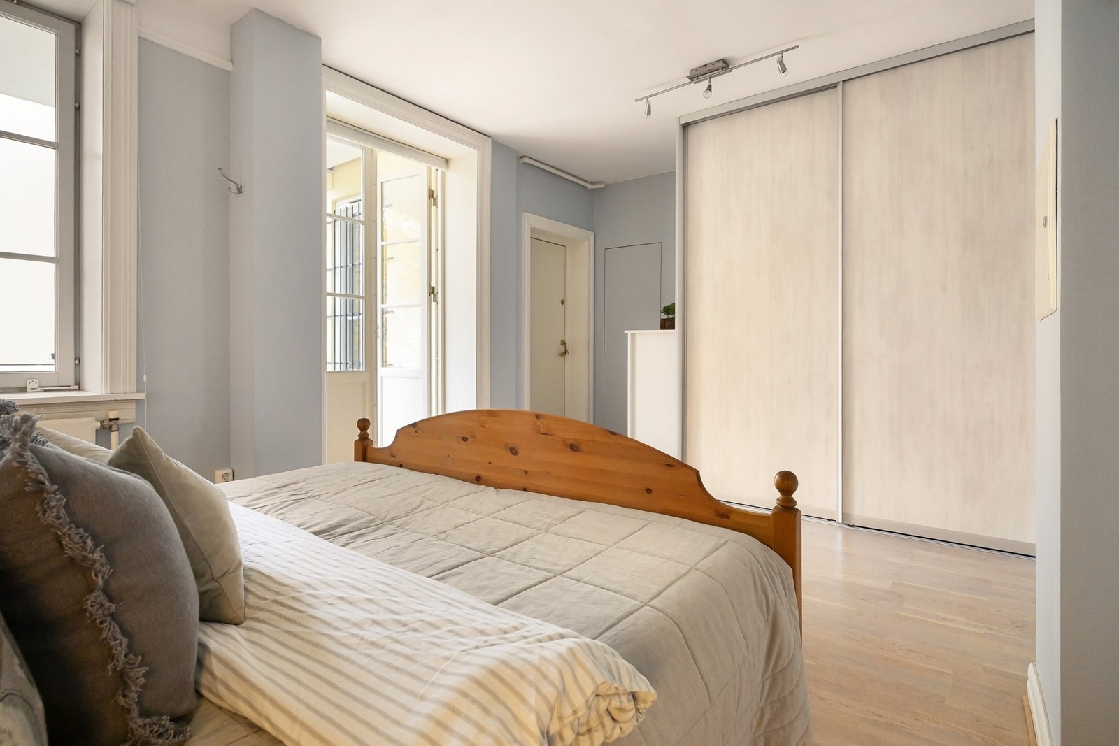 Her er det god plass til dobbelseng og utstyrt med garderobeløsning Galleribilde