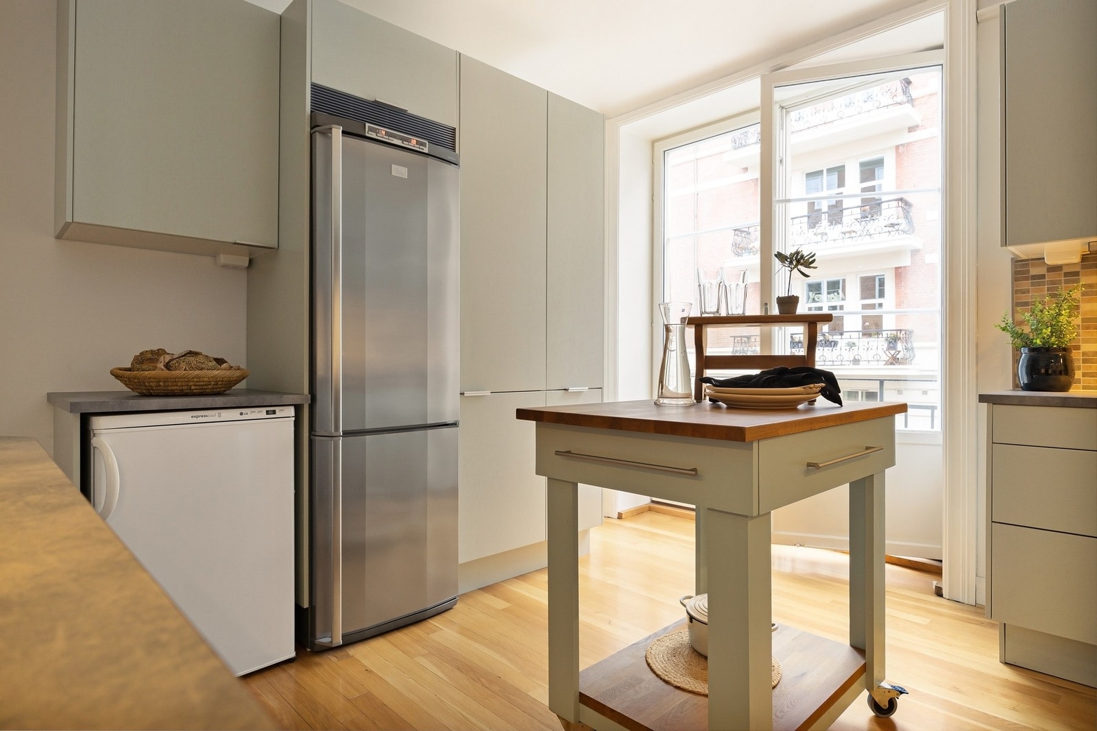 Fra kjøkkenet er det tilgang til en nordøstvendt brannbalkong Galleribilde