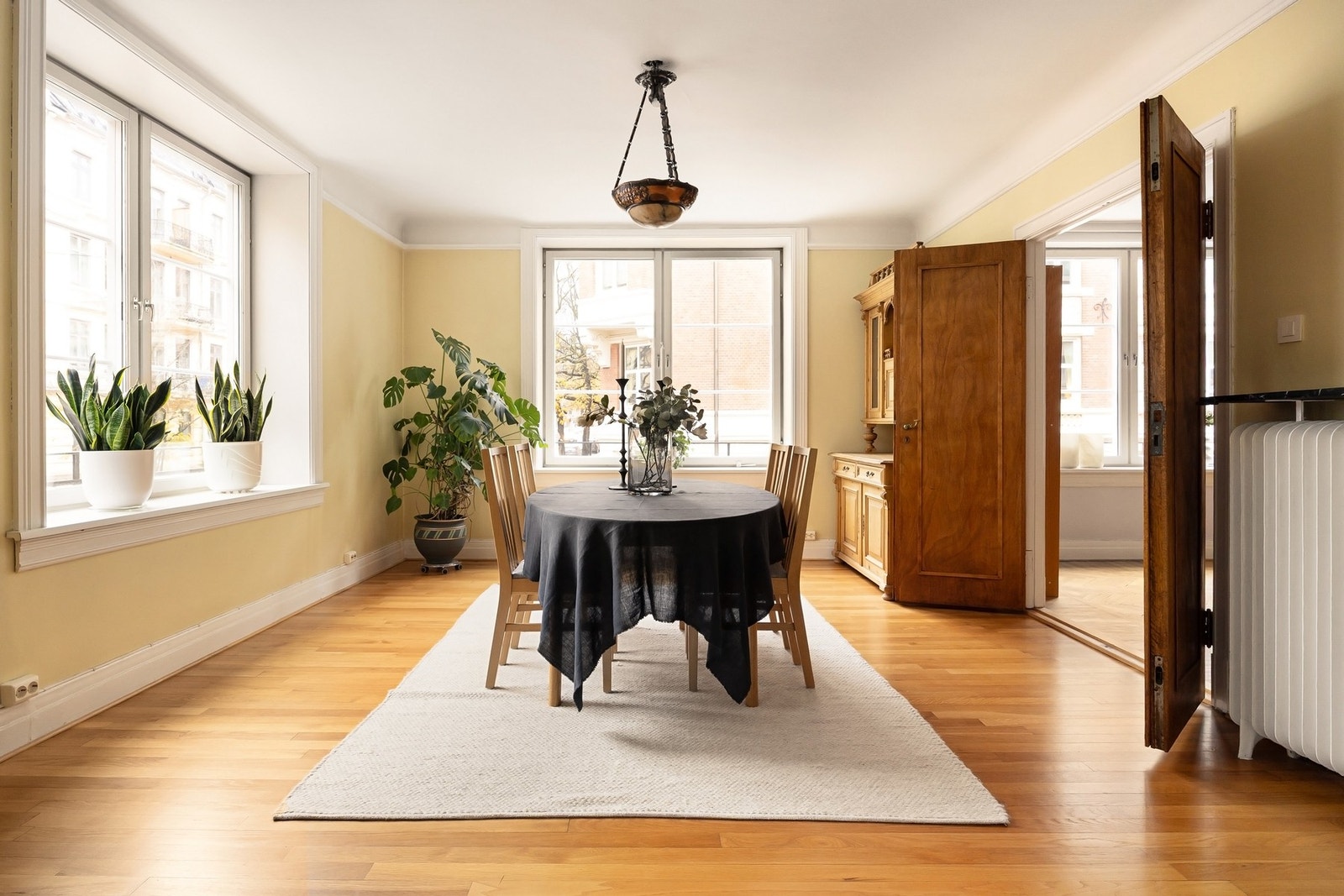 Hjørnestuen er i dag innredet med spisegruppe. Galleribilde