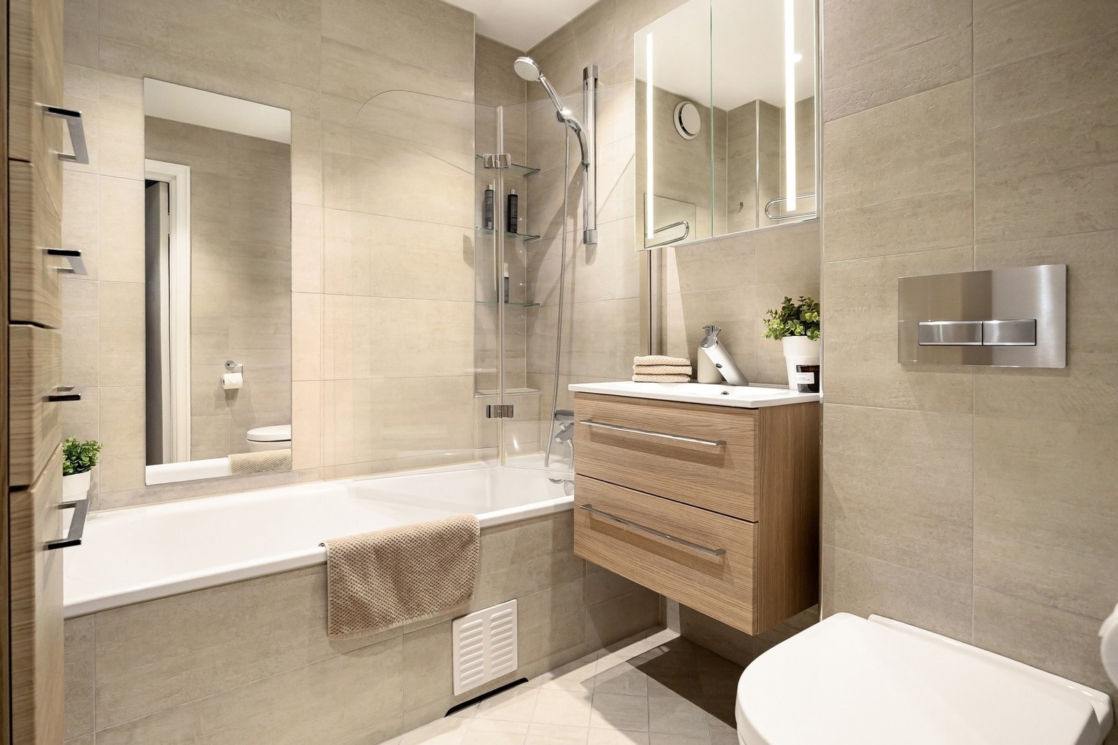 Bad (1). Delikat flislagt bad fra 2014. Galleribilde