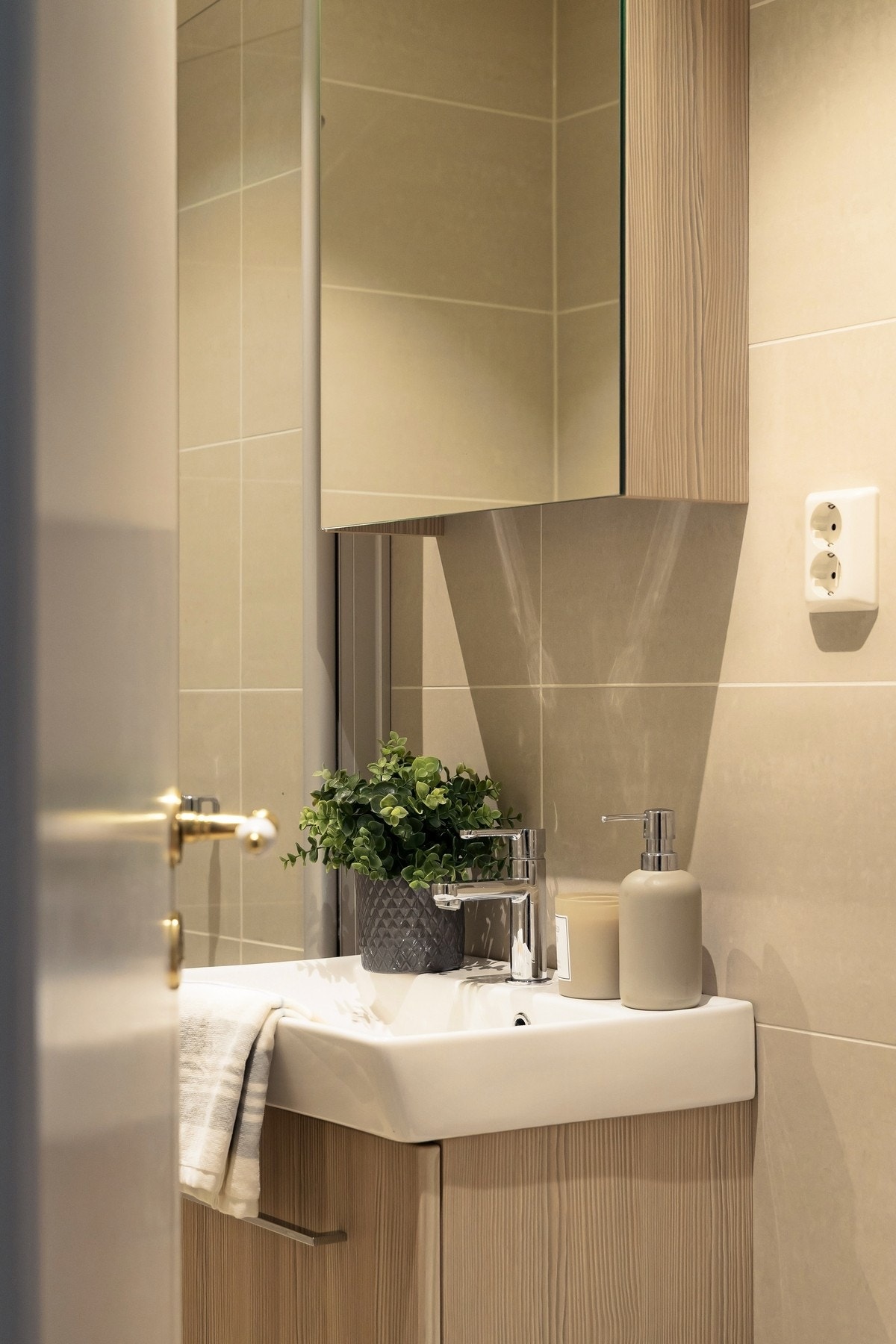 Bad (2). Det andre badet er også fra 2014. Delikate fliser og gulv med varme. Galleribilde