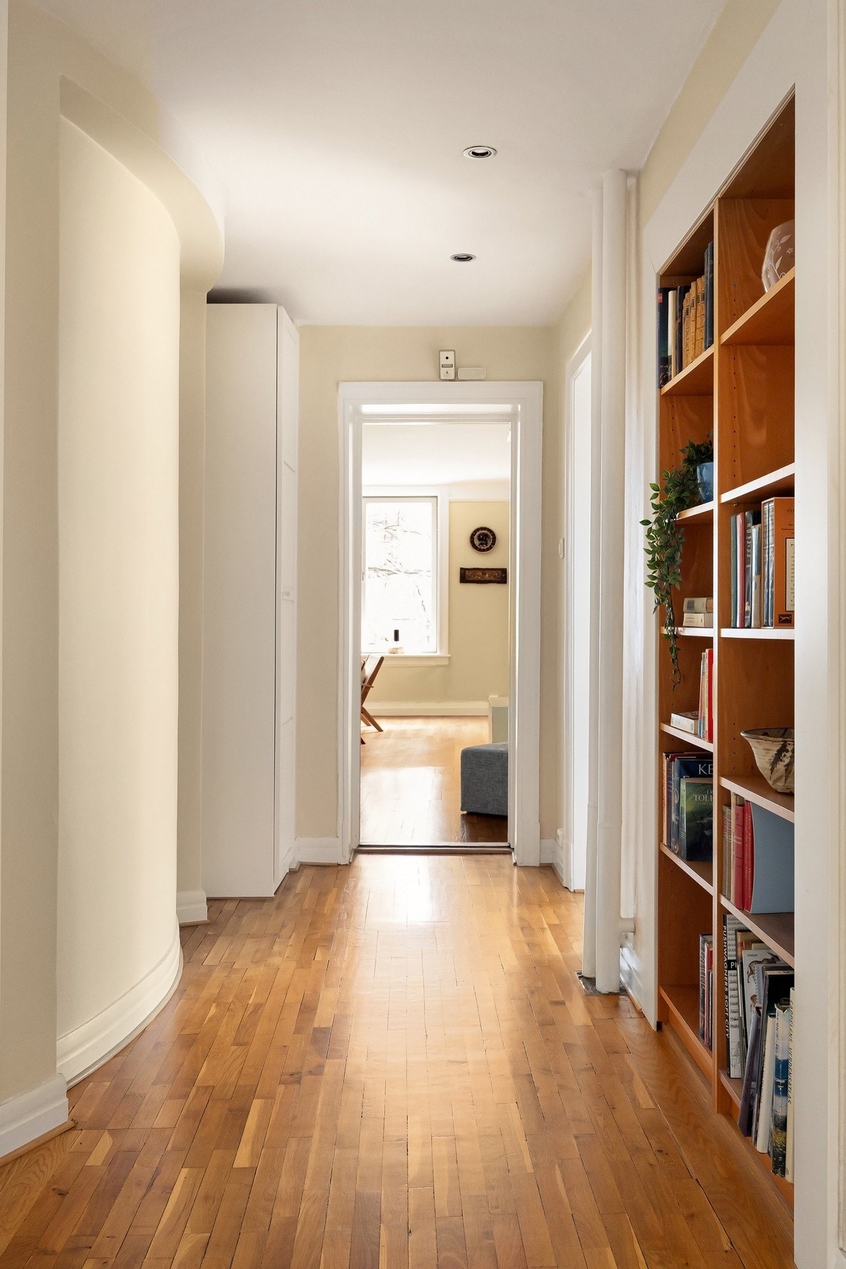 I mellomgangen er det plassbygd bokhylle. Galleribilde