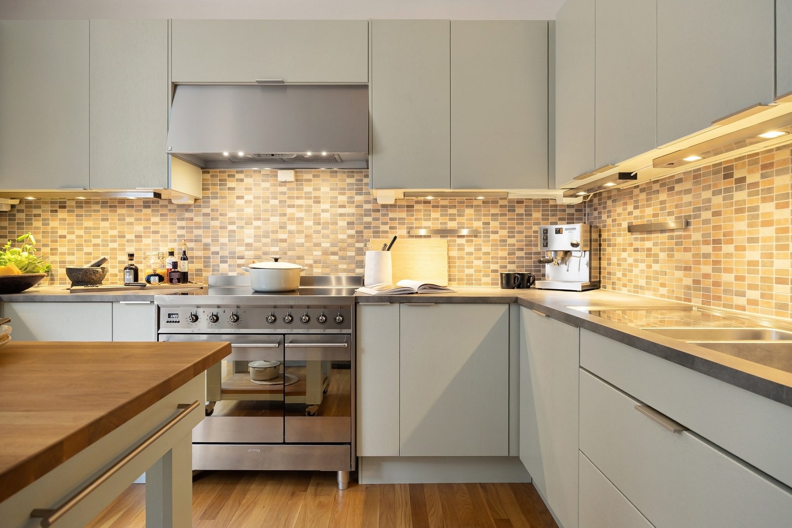 Dette er et stort og romslig kjøkken med gode oppbevaringsmuligheter Galleribilde