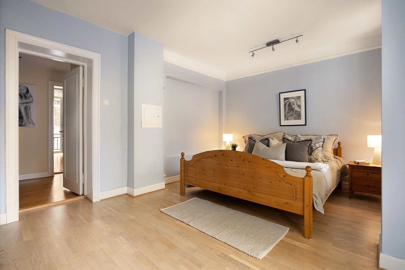 Soverom (1) med utgang til vestvendt balkong Galleribilde