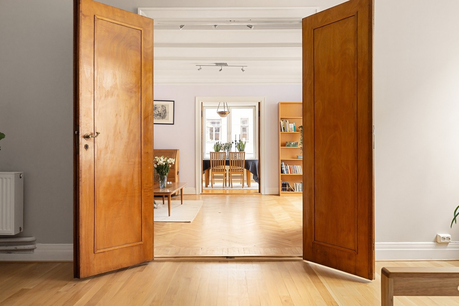 En lys leilighet med klassisk planløsning, doble dører og mange store rom. Galleribilde