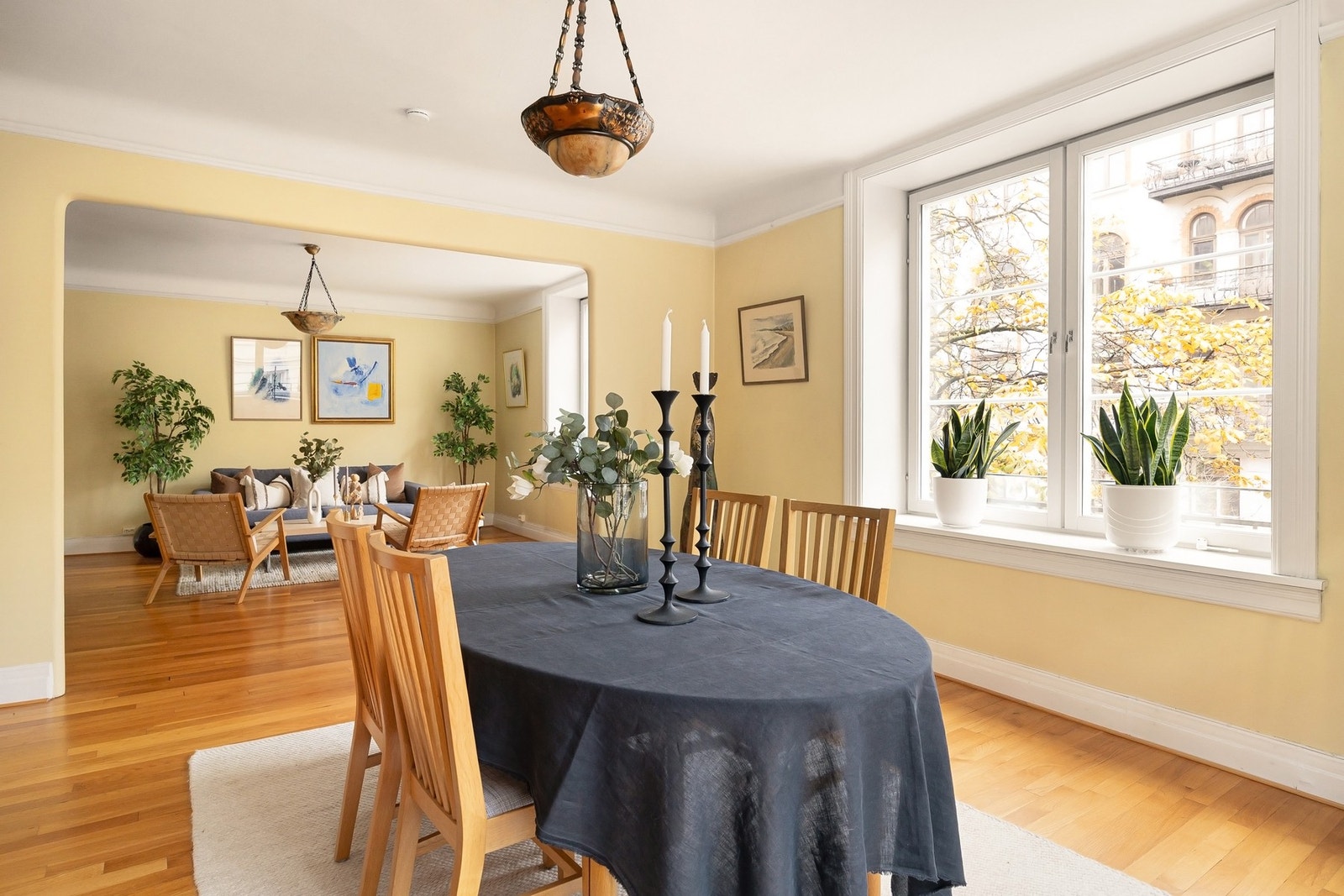 Åpen føsning mellom stuene gir rikelig med lys. Galleribilde