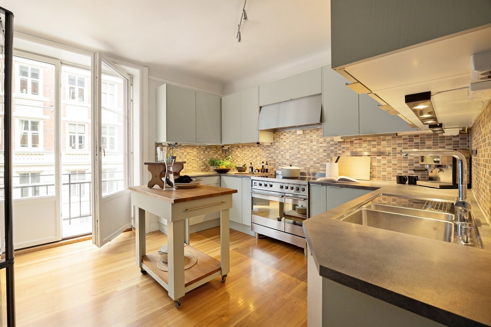 Kjøkken med innredning fra 2014, og har integrert oppvaskmaskin i tillegg til avsatt plass til kjøleskap og stekeovn Galleribilde