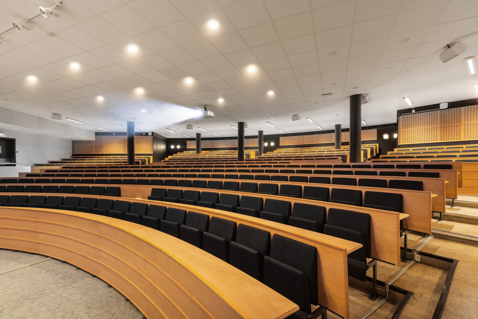 Bygget har to auditorium, samt flere mindre felles møterom som leietakerne på bygget kan benytte seg av. Begge auditoriumene er nylig oppgradert både på interiør og av-utstyr. Galleribilde