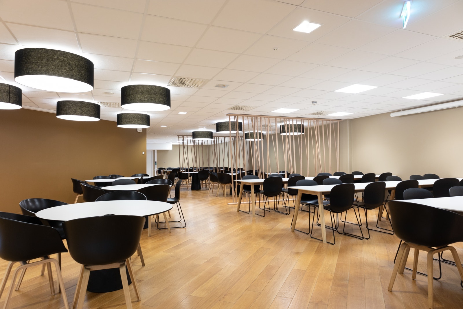 Stor spiseplass for byggets leietakere. Galleribilde