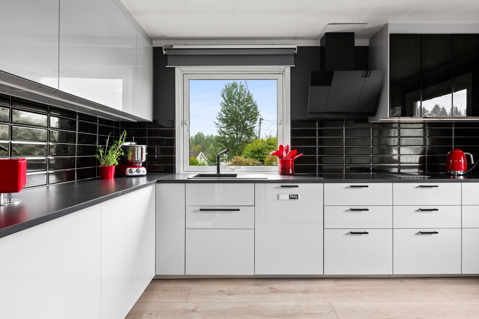 Kjøkkenet er stilrent Galleribilde