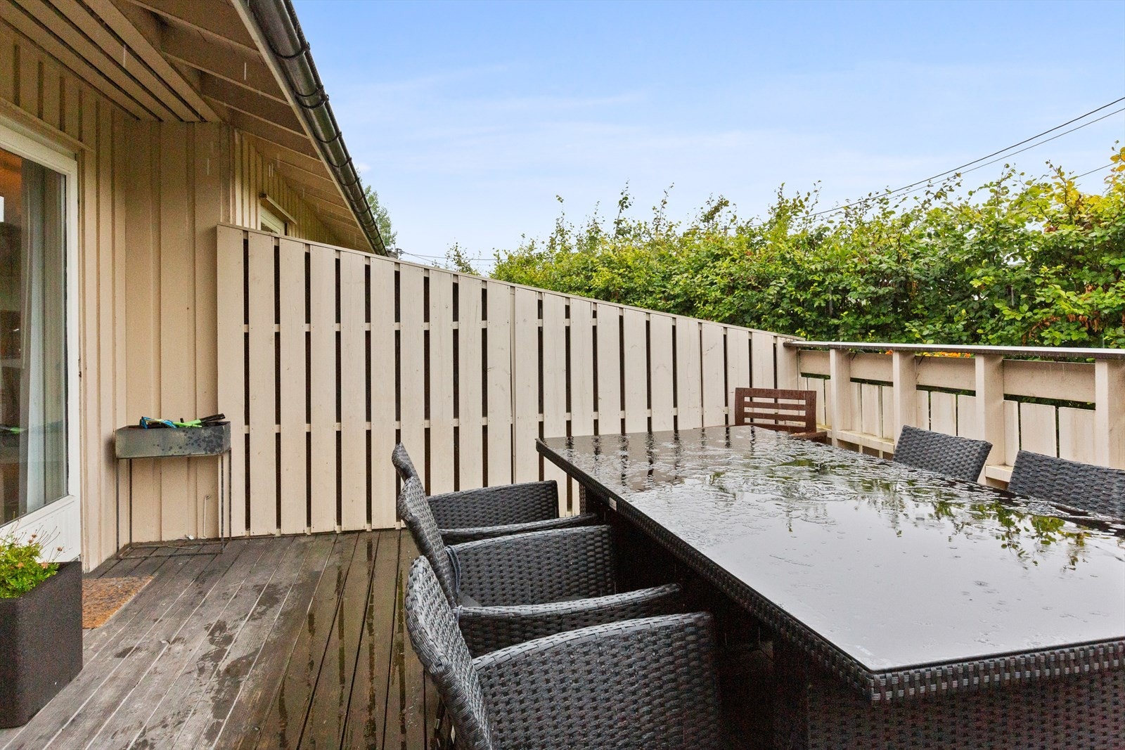 fra stuen er det utgang til en balkong Galleribilde