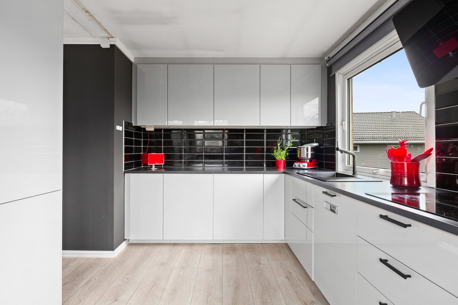 kjøkkenet har lyse fronter Galleribilde