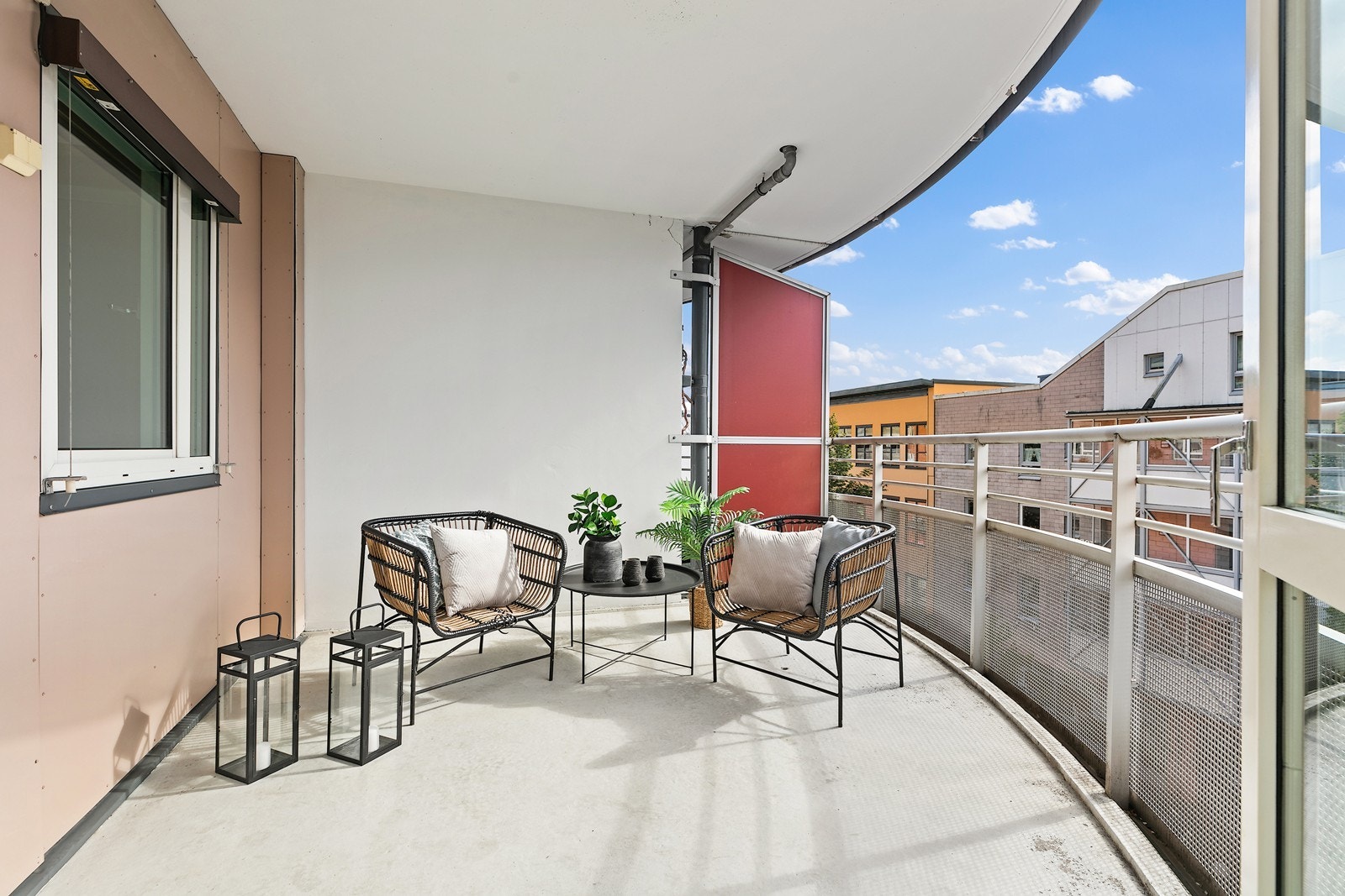 Balkongen er på ca. 8 m² og gir plass for en hyggelig sittegruppe. Galleribilde