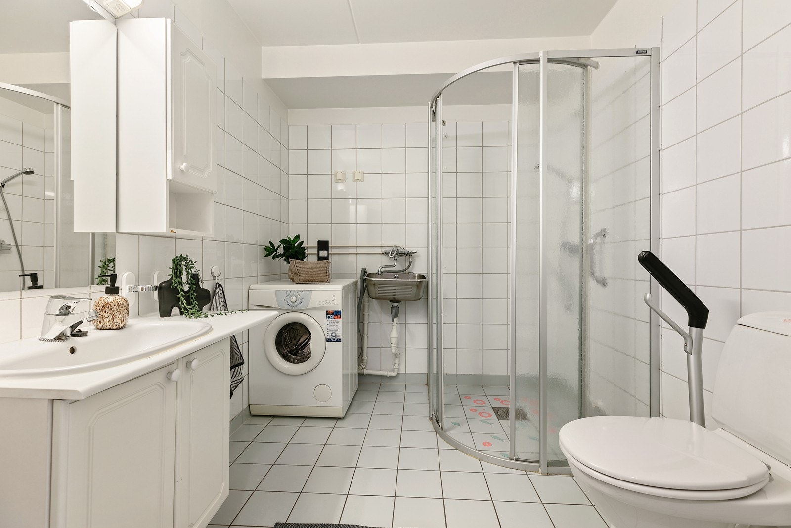 Badet er lyst og stilrent, med flislagt gulv og elektriske varmekabler som gir god komfort. Galleribilde