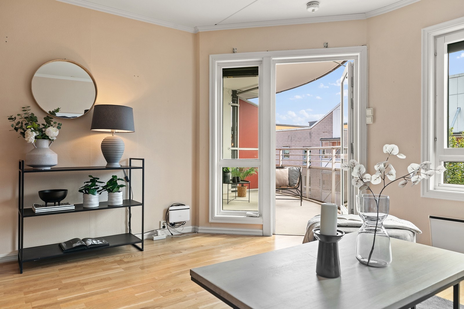 Fra rommet er det også utgang til den overbygde balkongen. Galleribilde