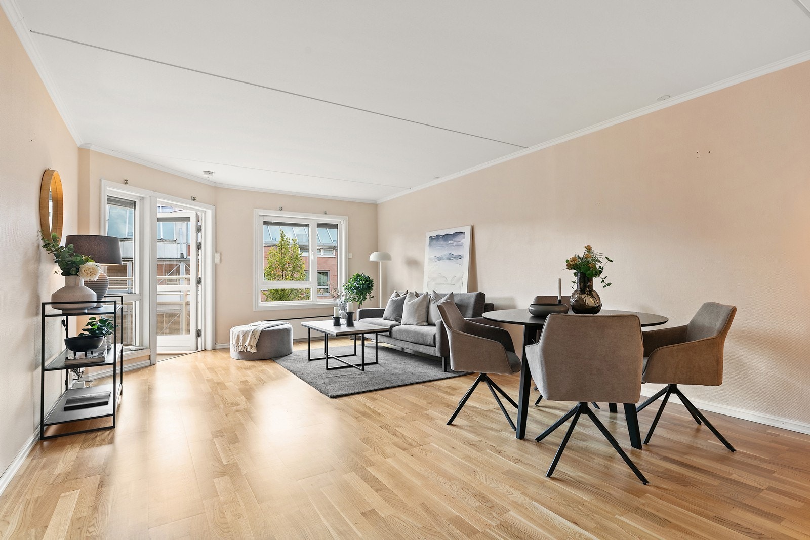 Lys og hyggelig stue med utgang til solrik balkong. Galleribilde