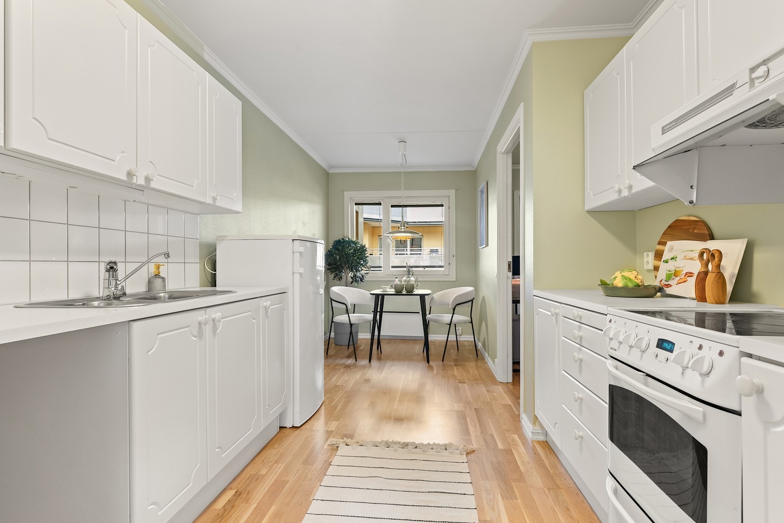 Det er godt med skapplass, og innredningen har avsatt plass til oppvaskmaskin, komfyr og kjøleskap. Galleribilde