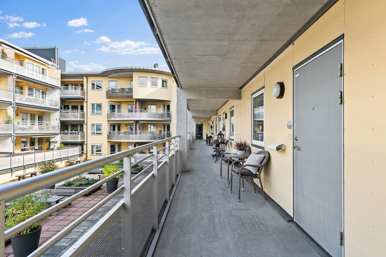 Leiligheten har utvendig adkomst fra en felles svalgang. Galleribilde