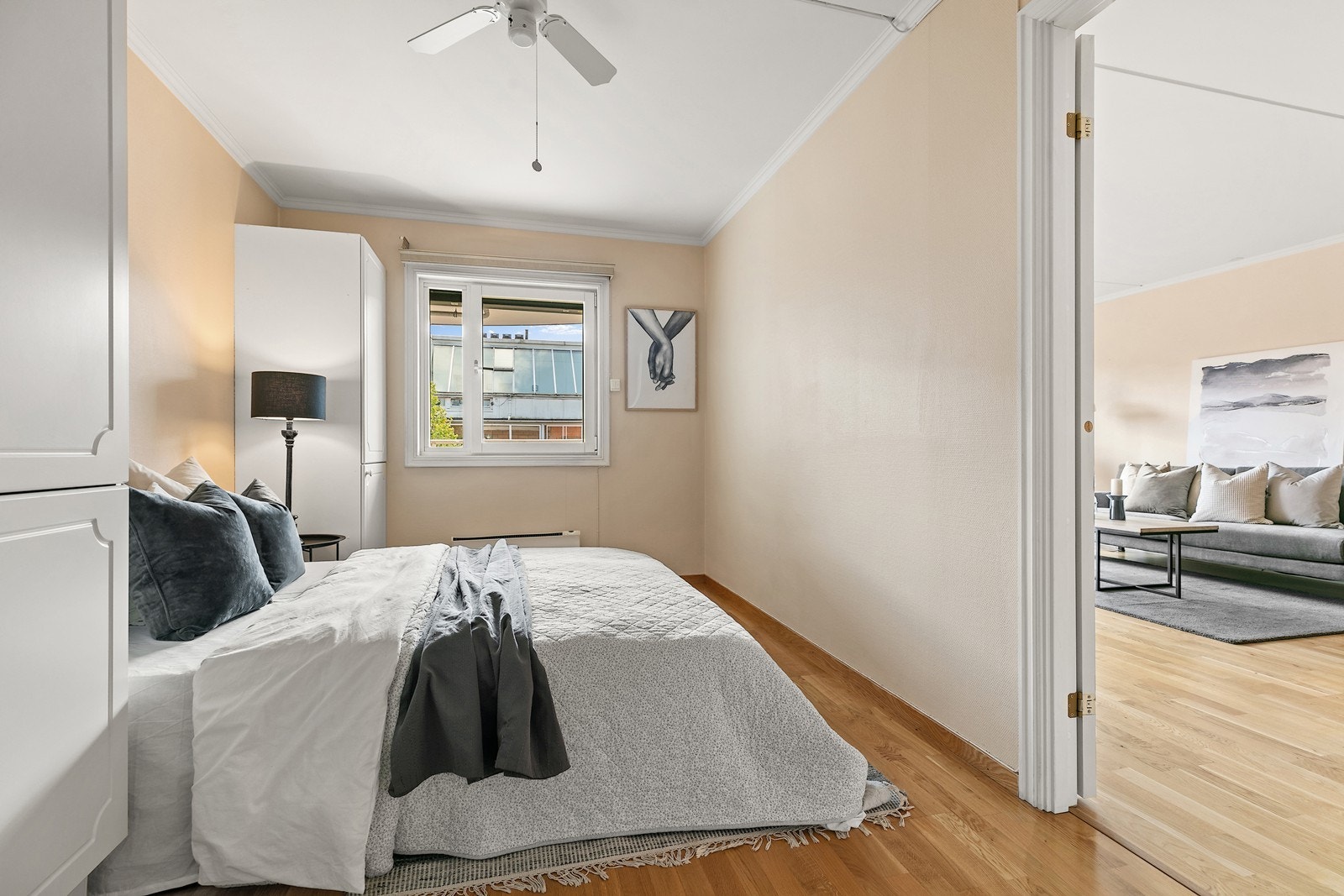 Det er også oppbevaring i praktisk garderobeskap. Galleribilde