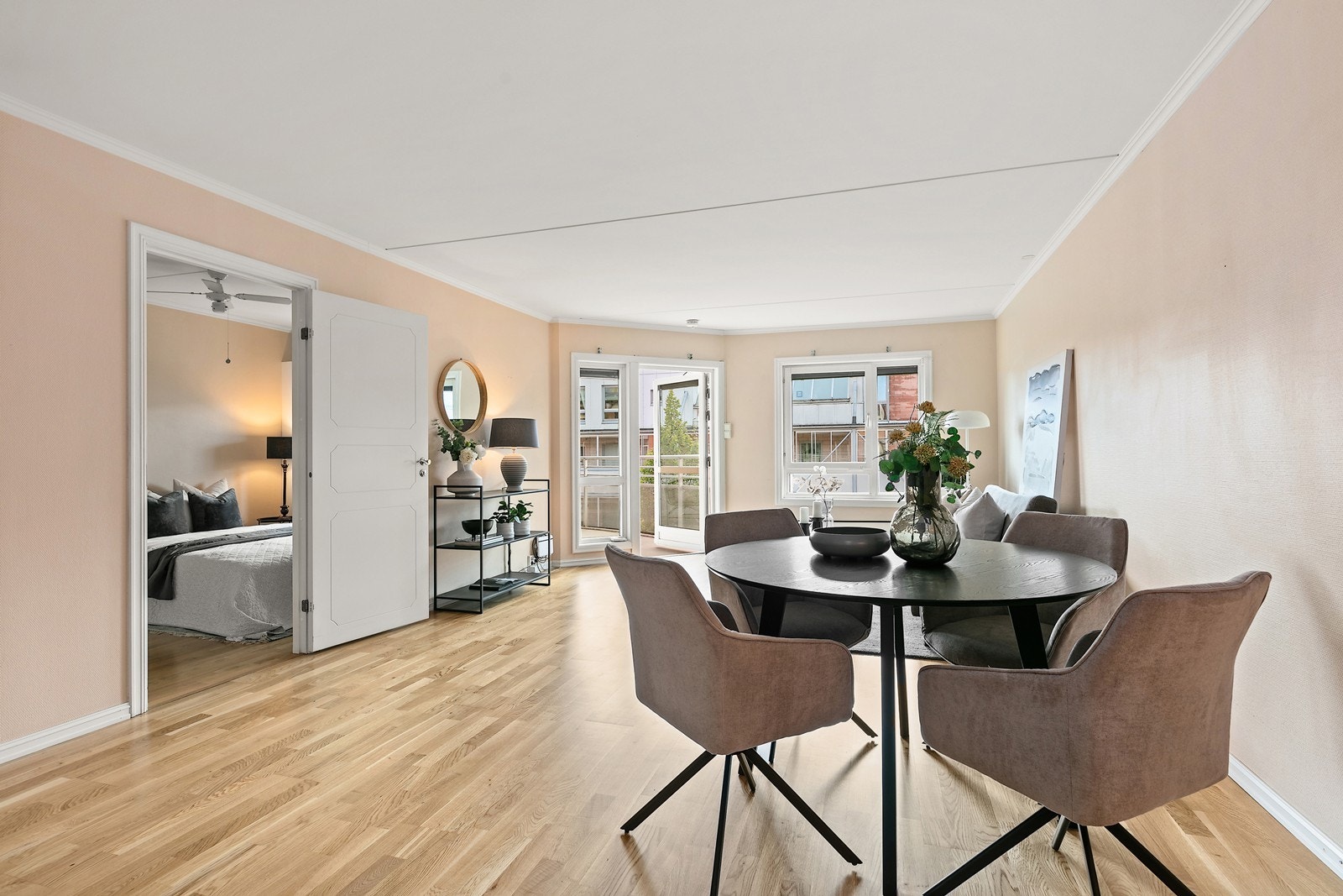 Videre inne i stue har man gode muligheter for ulike soner, som sofa- og spisegruppe. Galleribilde