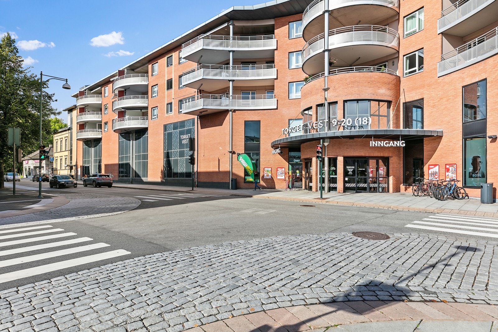 Leiligheten har en sentral og attraktiv beliggenhet i Torget Vest på Bragernes, med kort vei til kaféer, butikker, kino, teater og kollektivtransport. Galleribilde