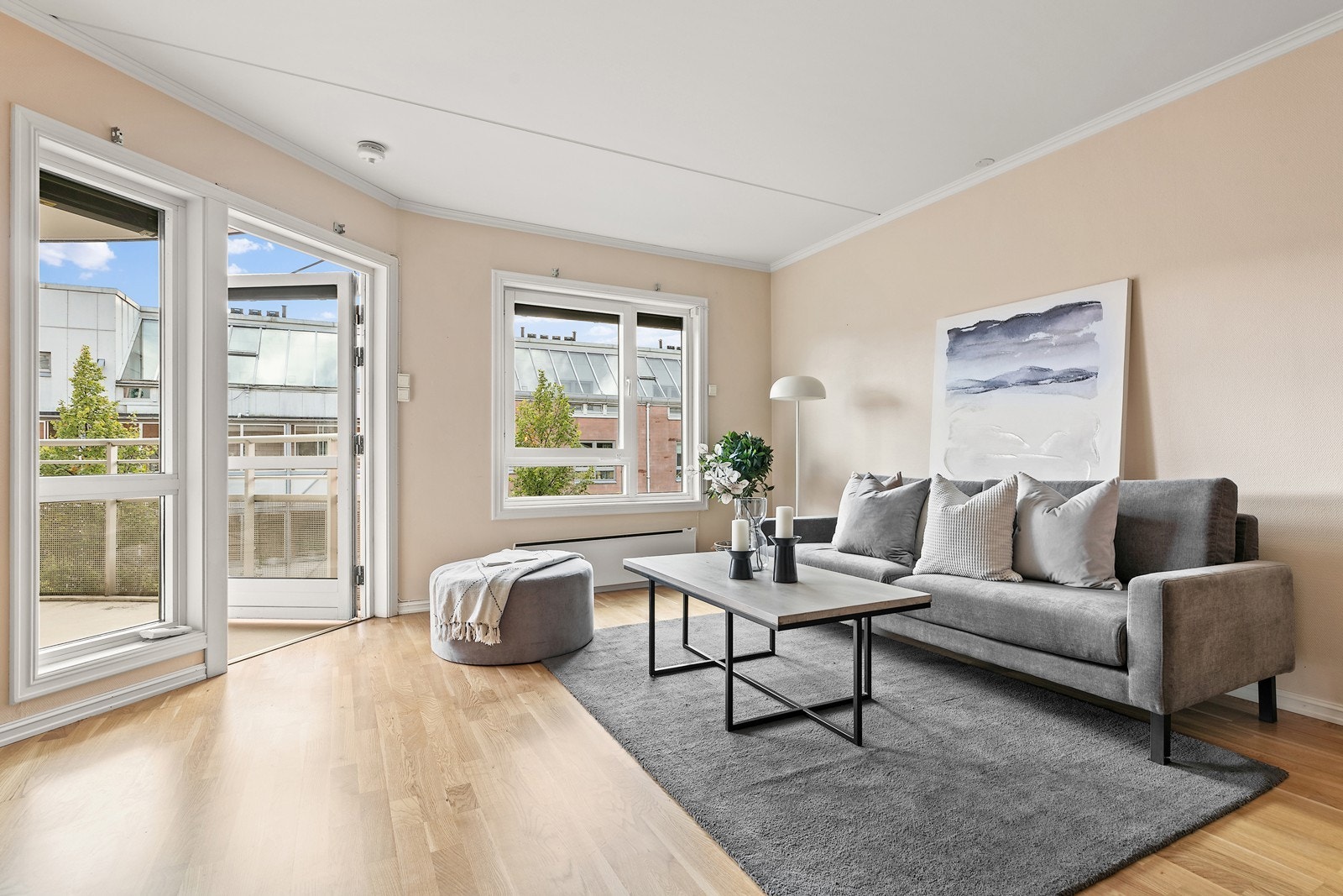 Rommet har godt med naturlig dagslys fra store vindusflater. Galleribilde