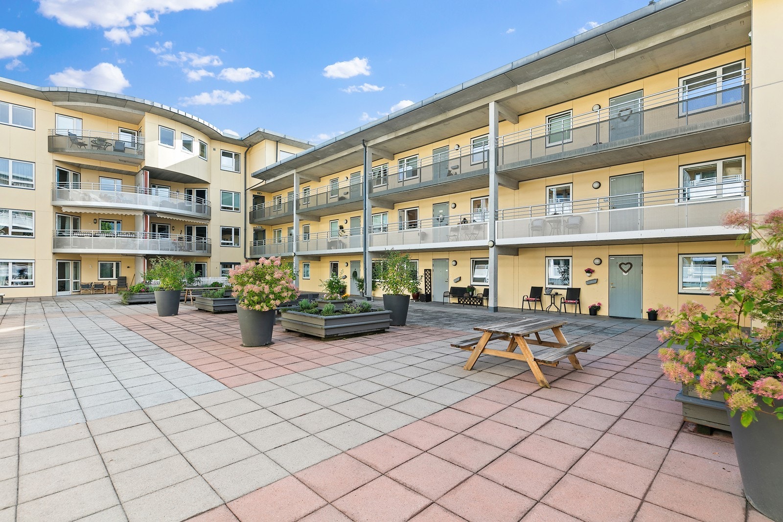 Fellesarealene er pent opparbeidet i et trivelig atrium. Galleribilde