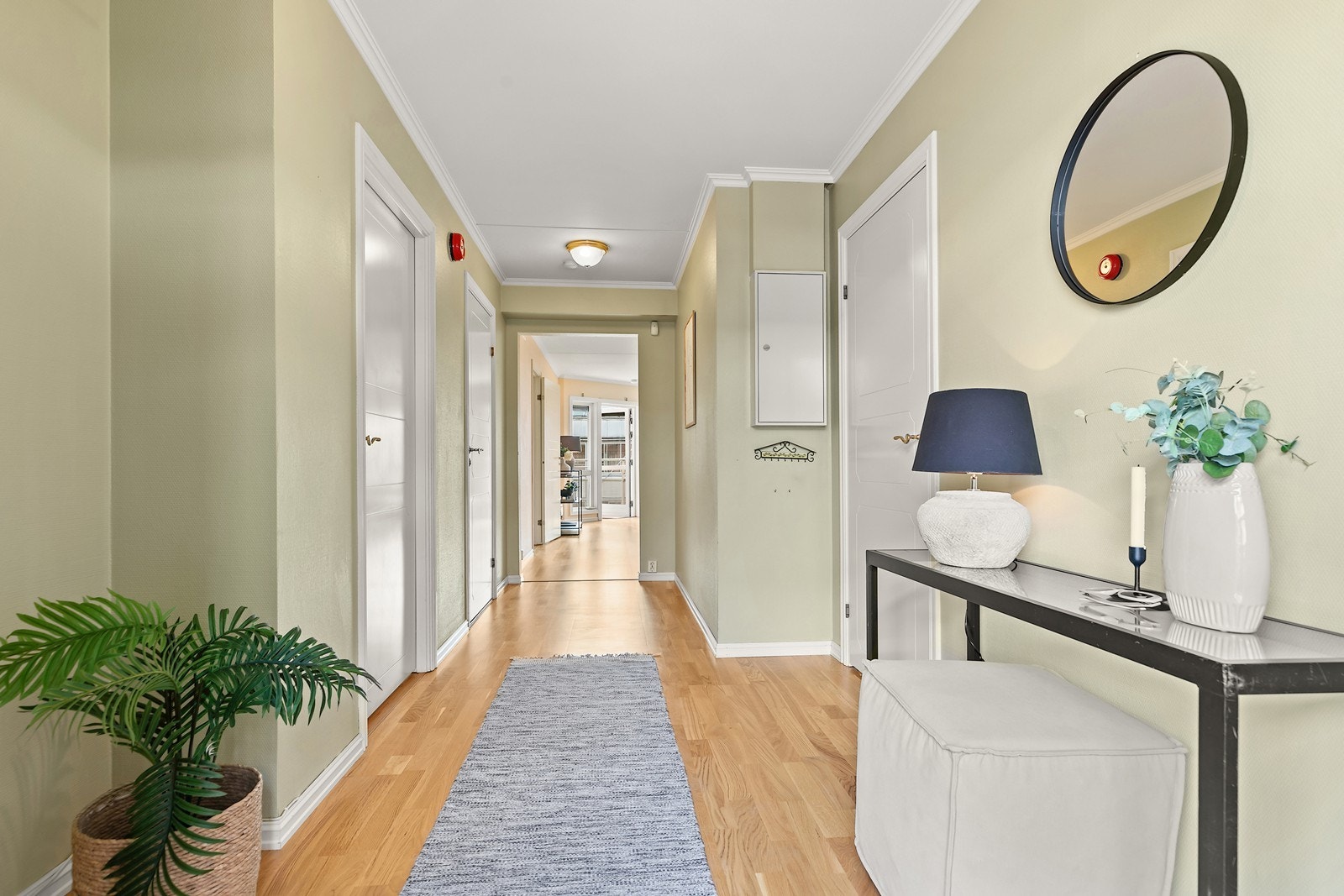 Man ønskes velkommen inn i en åpen og luftig gang med plass til å henge fra seg yttertøy. Galleribilde