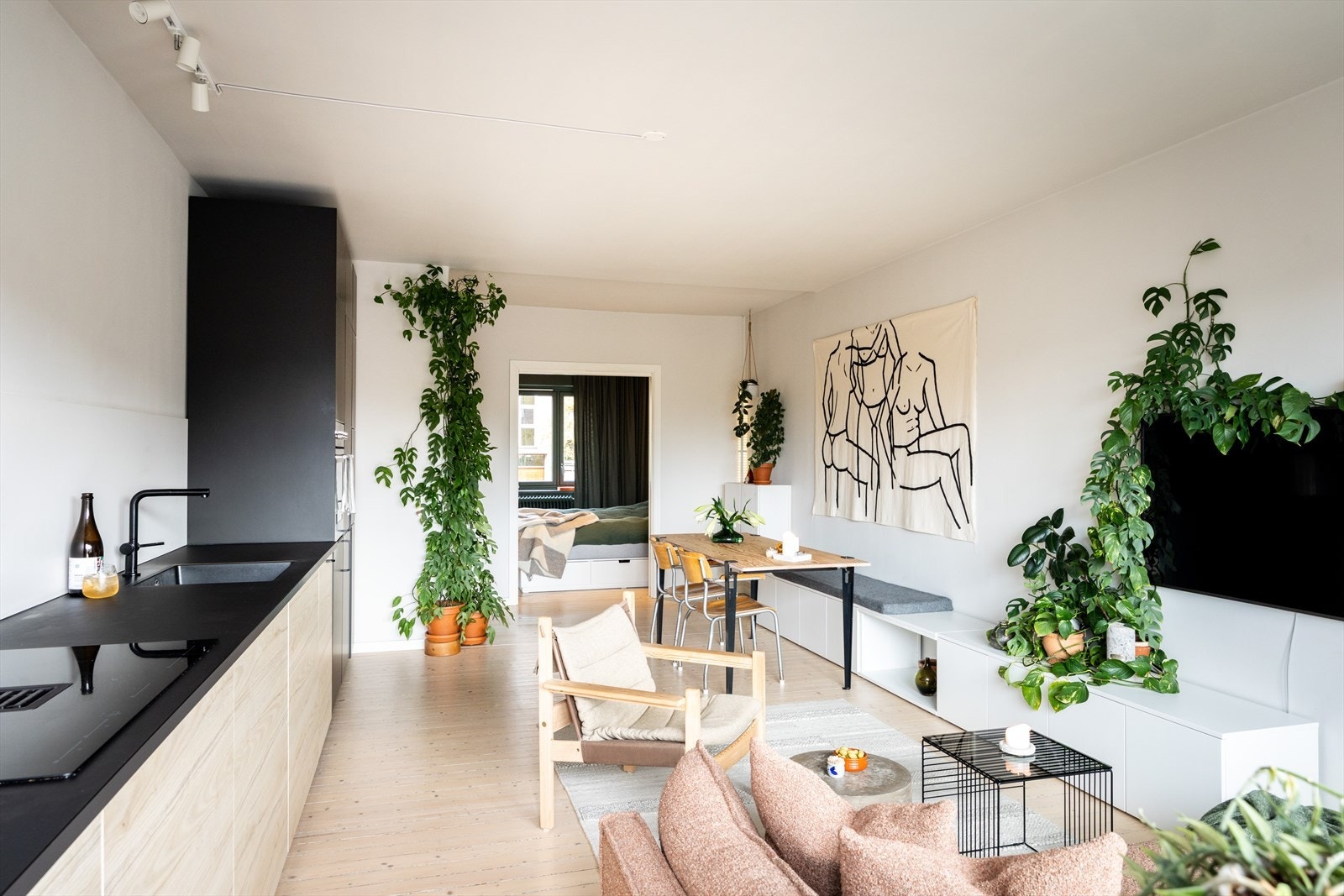 En delikat og gjennomgående 3-roms med balkong og flotte detaljer. Galleribilde